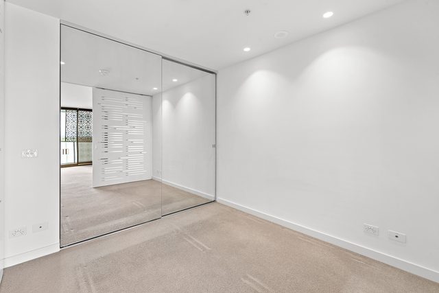 porta con superficie a specchio