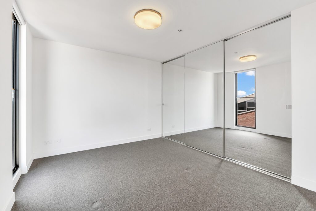 porta con superficie a specchio